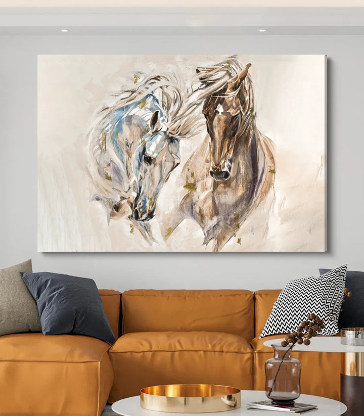 Decoración dormitorio — cuadro caballos en tonos naturales sobre cabecero
