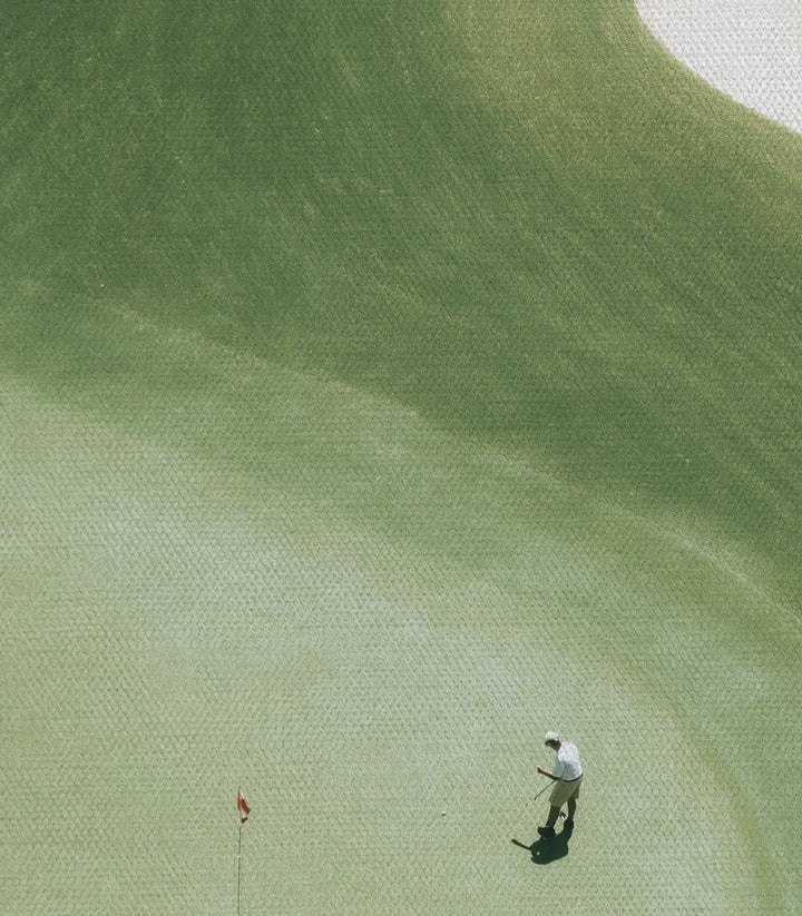 Vista del conjunto del díptico Golf Mirage con marco de madera maciza, arte mural deportivo