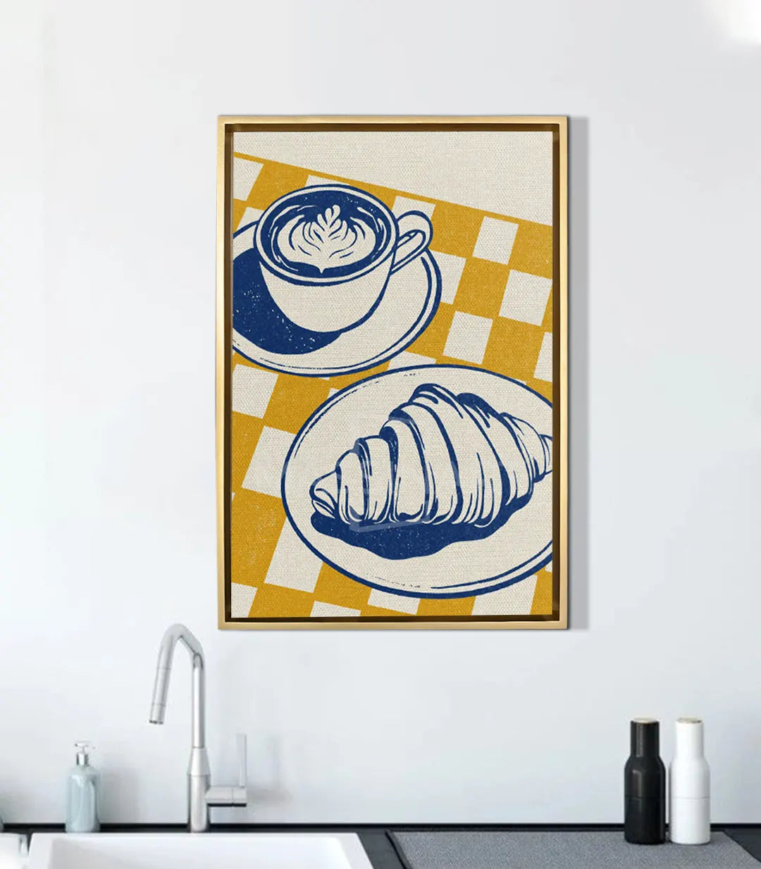 Latte Break – detalle de taza de latte humeante con croissant, arte contemporáneo
