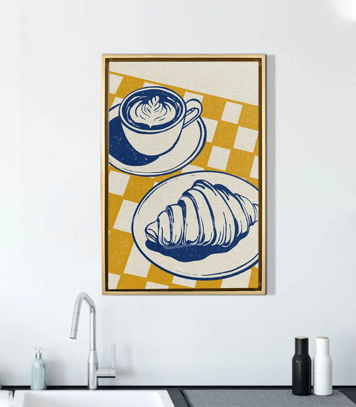 Latte Break – detalle de taza de latte humeante con croissant, arte contemporáneo