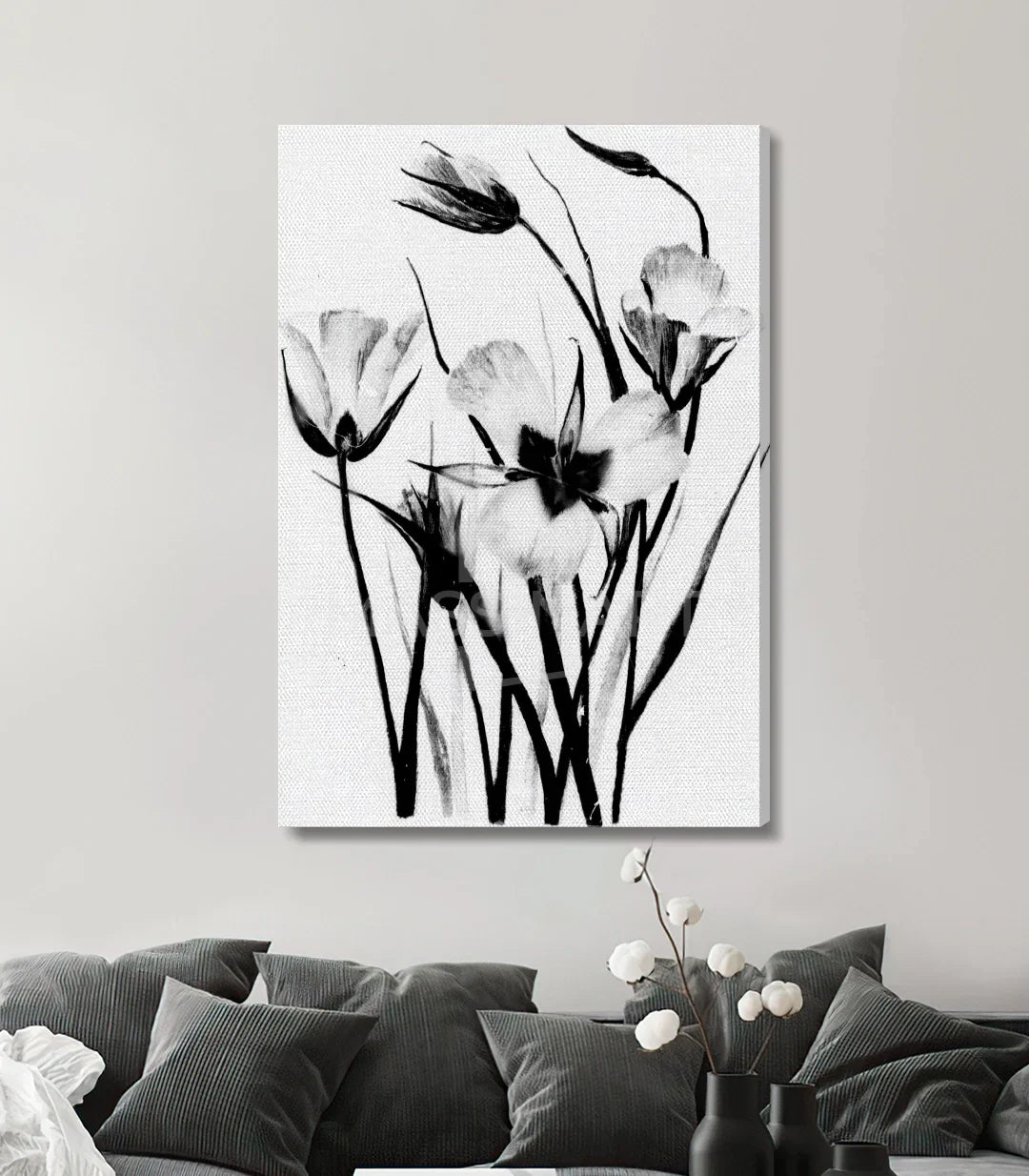 Cuadro Dark Petals en ambientación de salón gris moderno, Massinart
