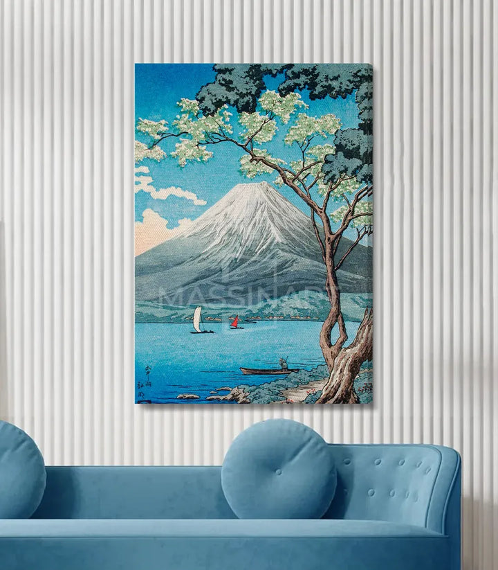 Cuadro paisaje asiático Silent Waters — montaña volcán, árbol y lago azul Massinart