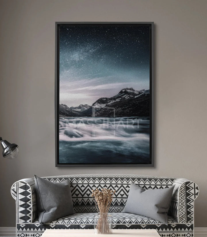 Cuadro Celestial River paisaje nocturno con río helado, montañas y cielo estrellado en tonos azul y blanco — Massinart