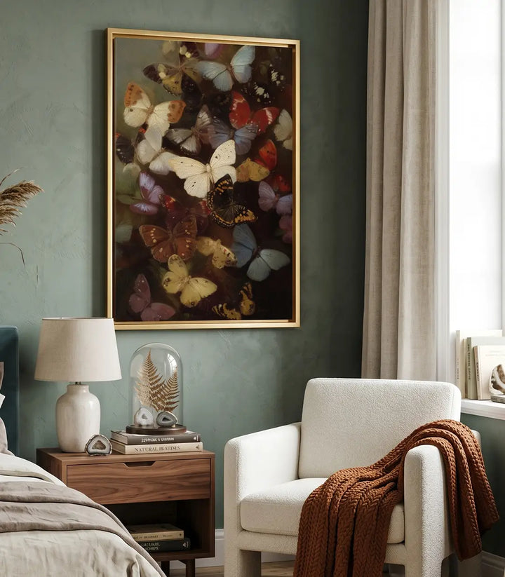 Cuadro mariposas Massinart en decoración de dormitorio verde salvia — estilo vintage botánico