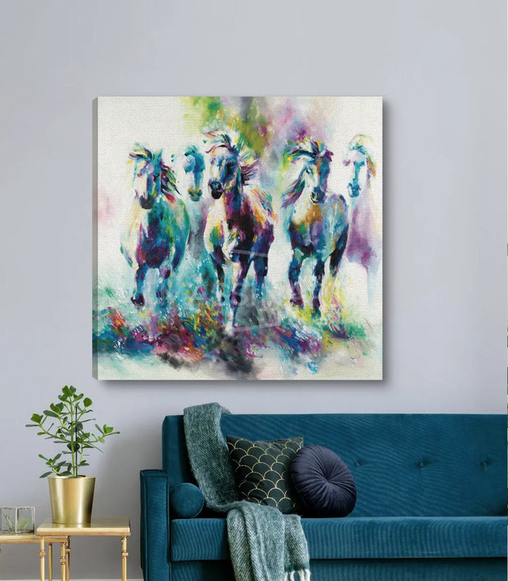 Cuadro Wild Horses en salón moderno sobre sofá azul decoración pared Massinart