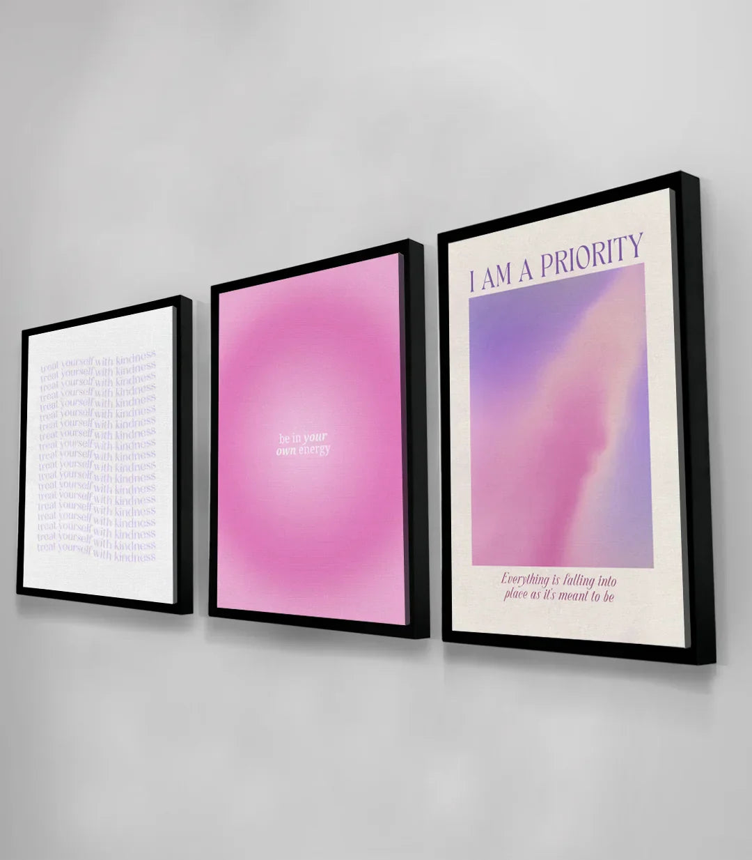 Conjunto de tres cuadros con afirmaciones positivas en salón de paredes grises — Massinart