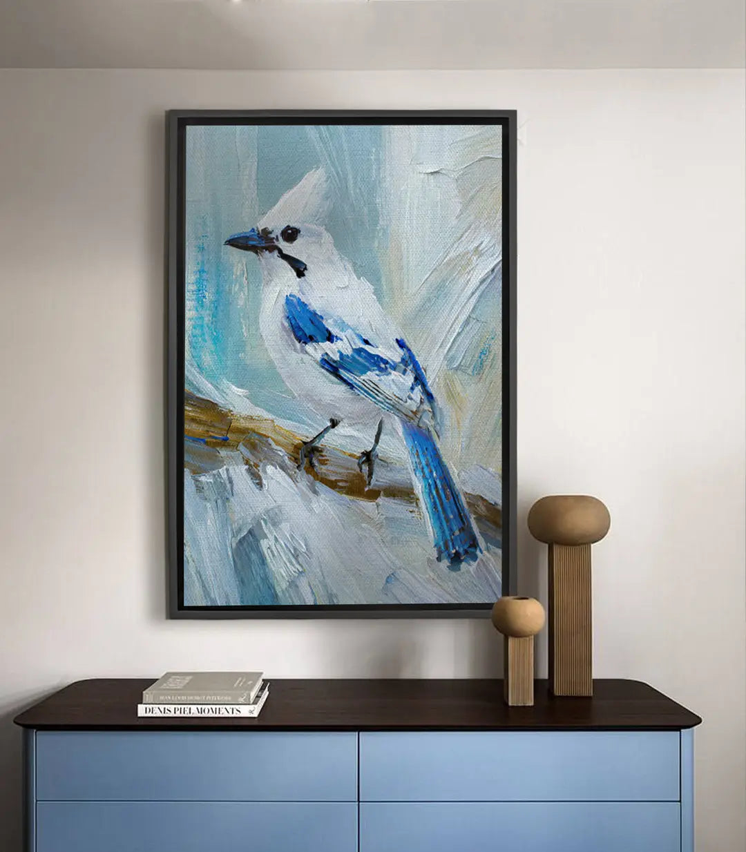 Cuadro arrendajo azul expresionista sobre rama, tonos azul, blanco y dorado — Massinart