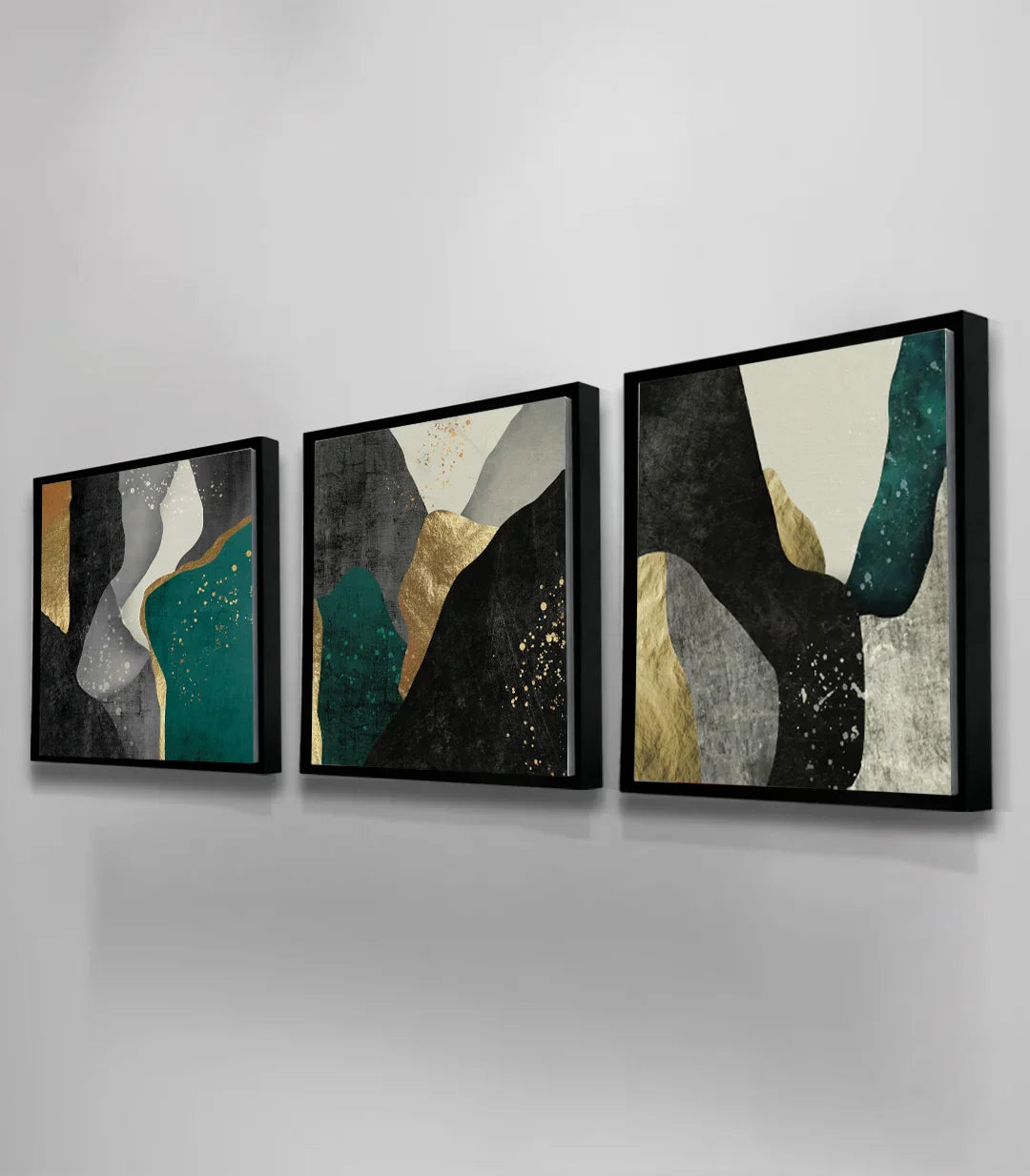 Conjunto de tríptico abstracto geométrico enmarcado en negro sobre pared de salón, Massinart