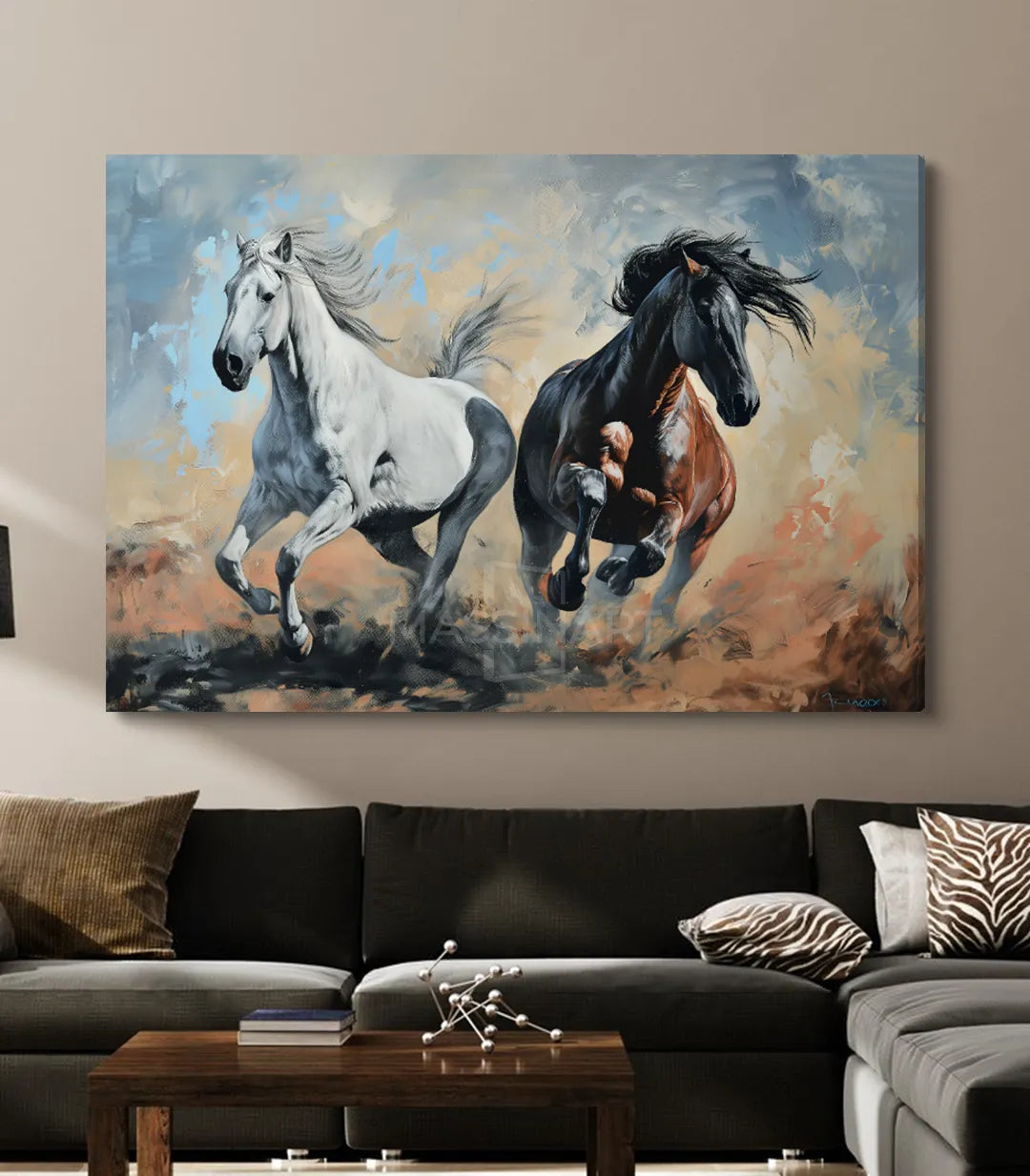 Decoración interior salón — cuadro caballos al galope sobre canapé negro, arte mural Massinart
