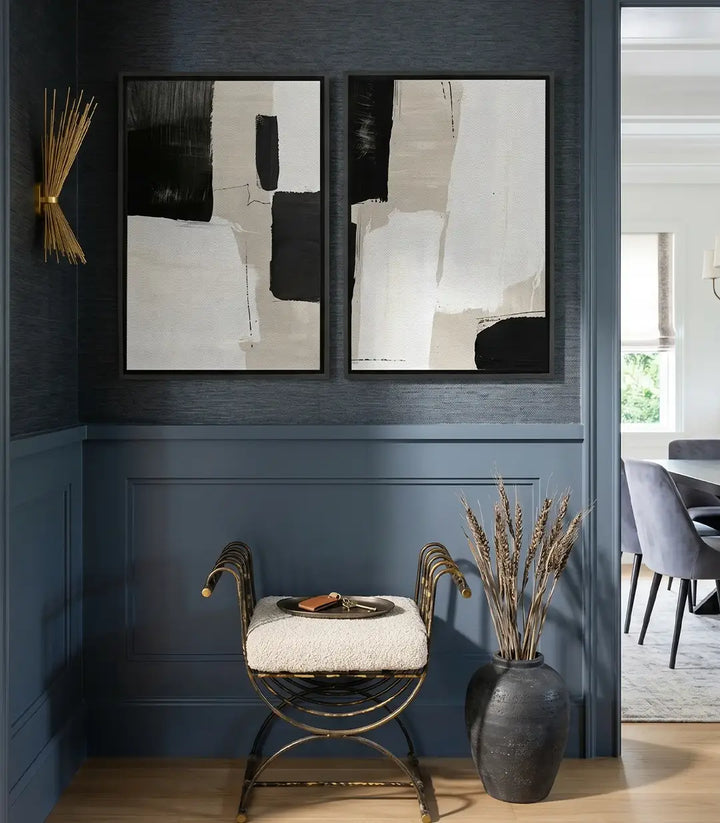 Díptico abstracto minimalista con contrastes de negro profundo y tonos beige y blanco roto, decoración salón moderno