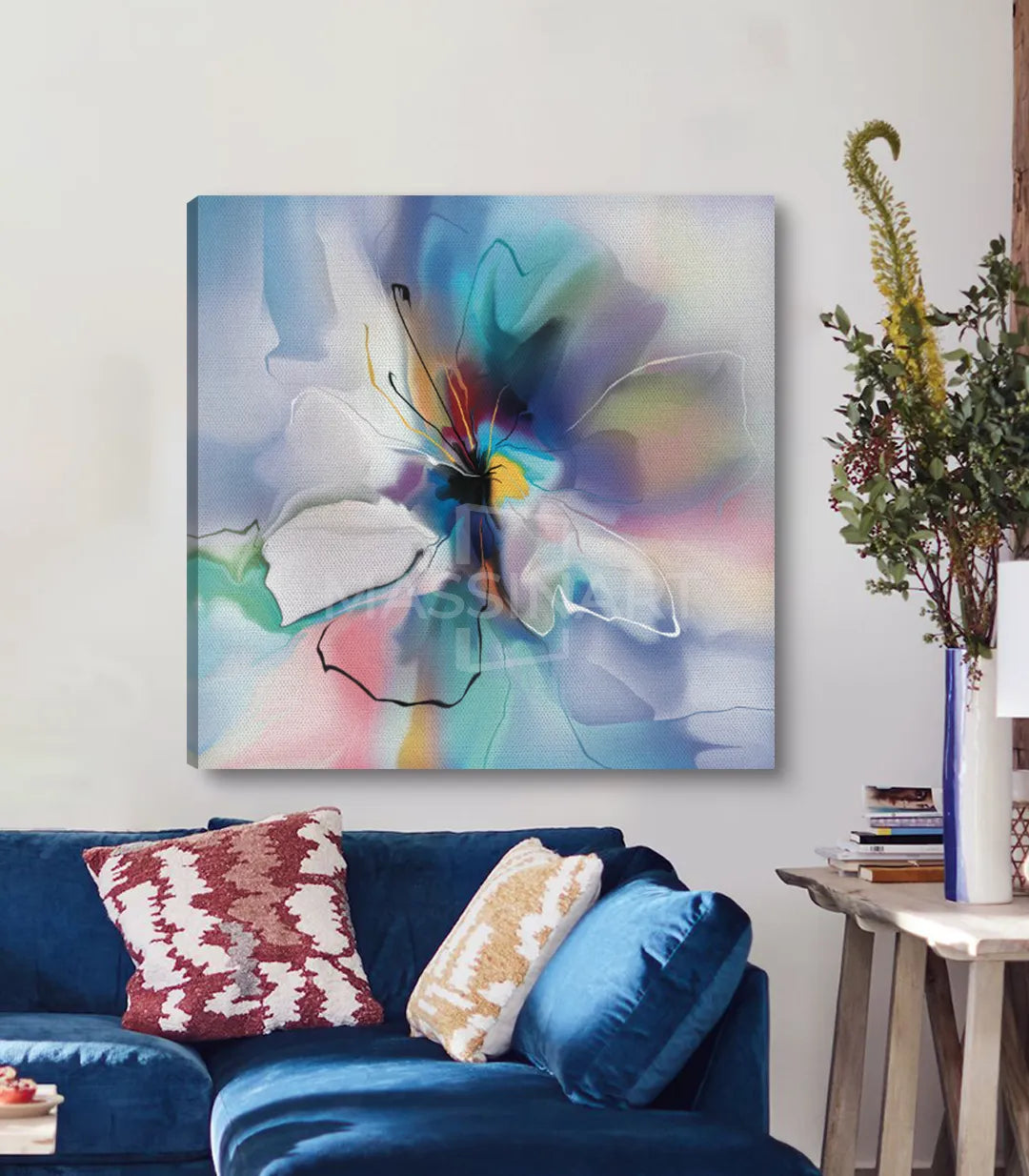 Decoración mural con cuadro flor acuarela en pasillo blanco con accesorios de diseño Massinart