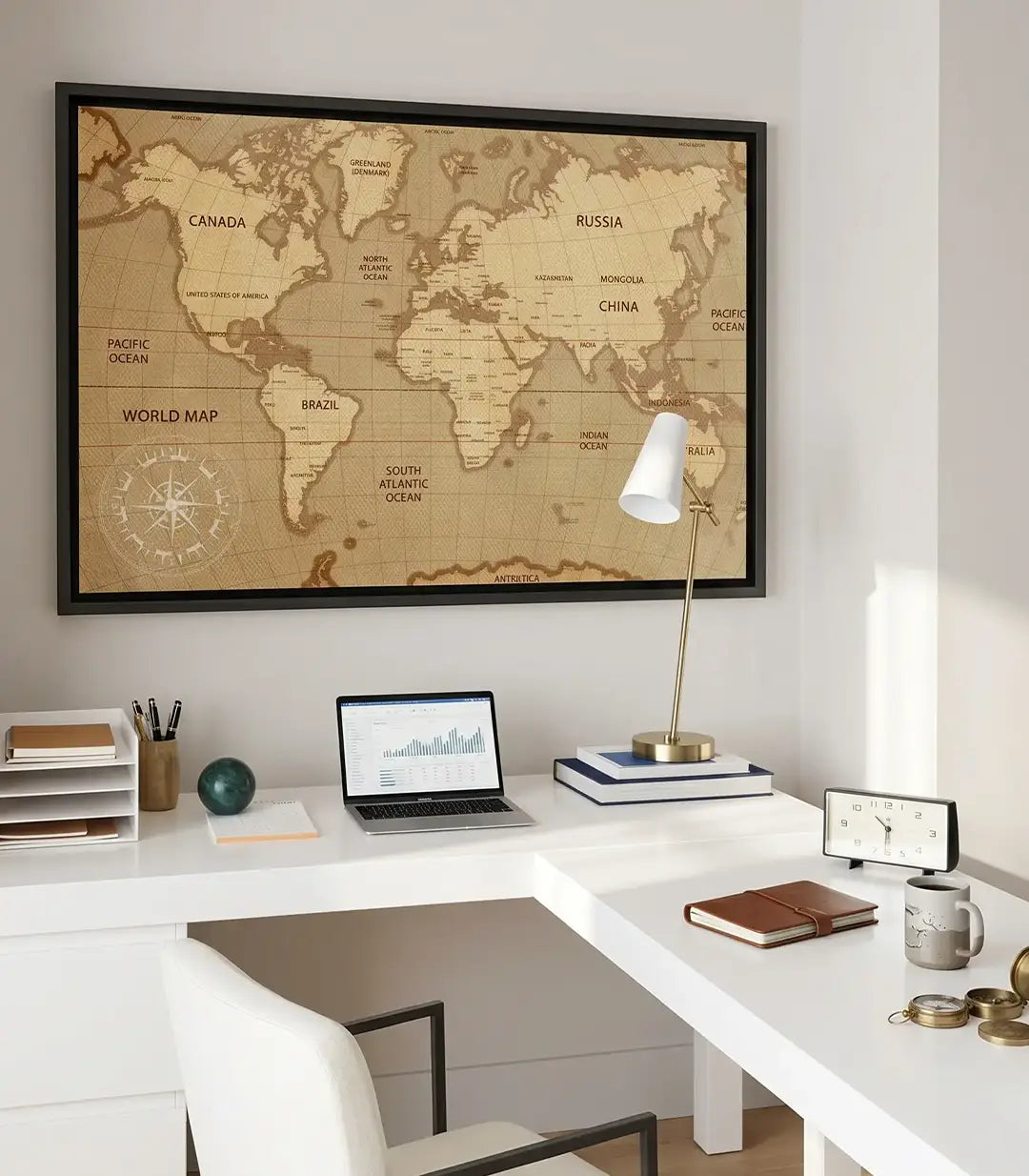 Cuadro decorativo mapamundi estilo vintage en tonos sepia, con nombres de continentes y rosa de los vientos, sobre lienzo