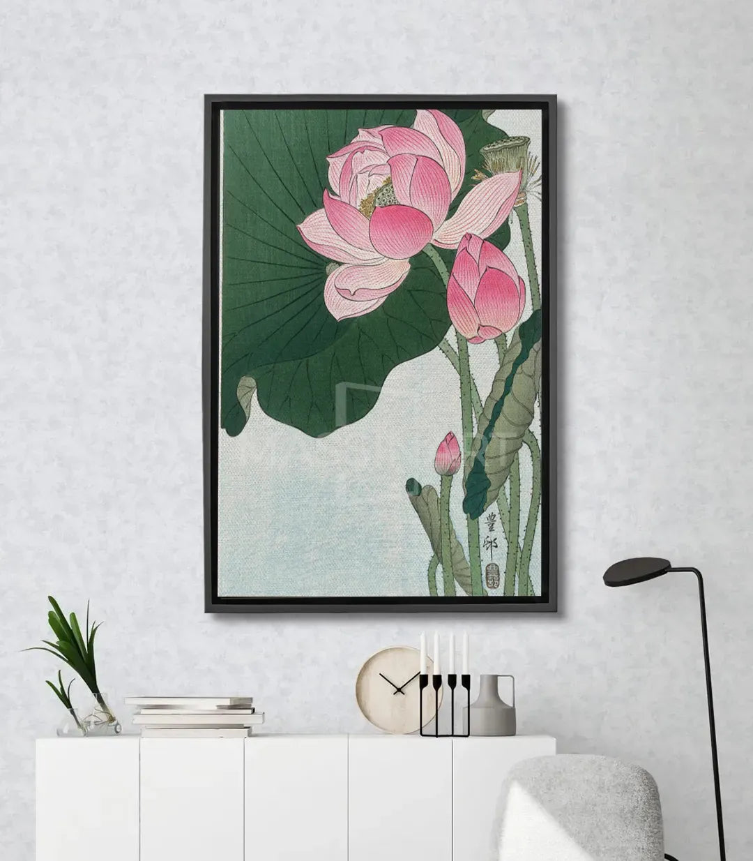 Cuadro Blooming Lotus Massinart — flor de loto rosa y hojas verdes sobre fondo blanco