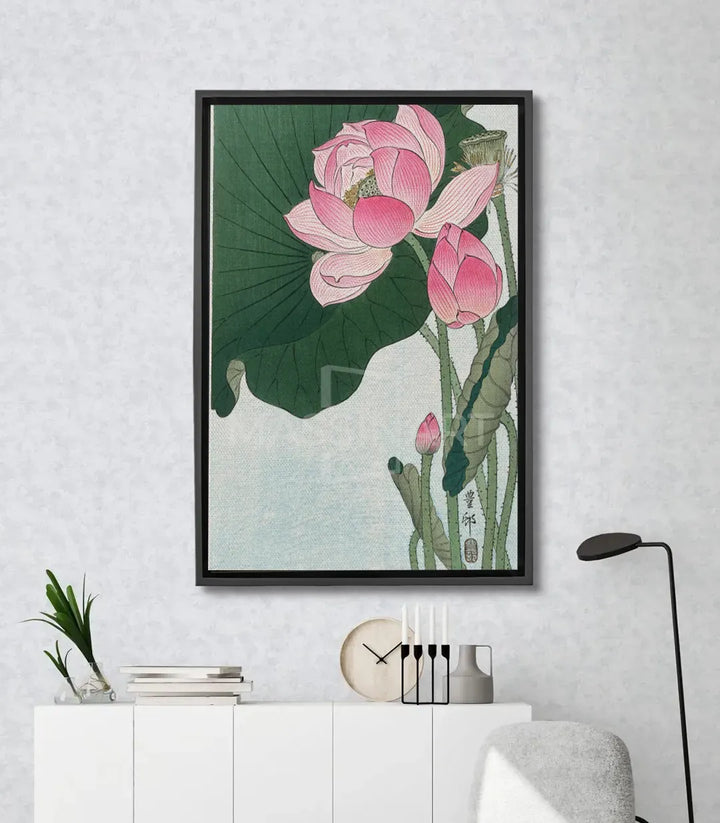 Cuadro Blooming Lotus Massinart — flor de loto rosa y hojas verdes sobre fondo blanco