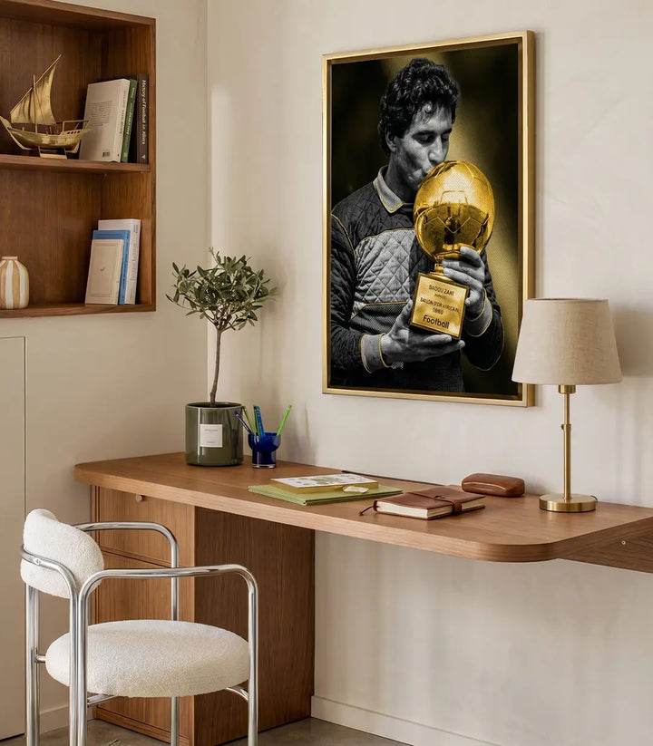 Detalle del cuadro Badou Zaki, contraste dorado sobre fondo negro, decoración despacho o sala de gaming