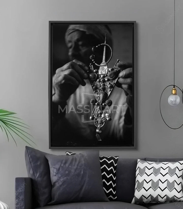 Cuadro Berber Mark — retrato en blanco y negro de mujer amazigh con joyas tradicionales bereberes, fotografía documental Massinart