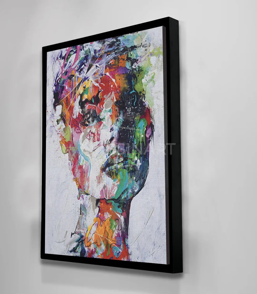 Cuadro retrato femenino colorido en salón moderno, decoración pared vertical