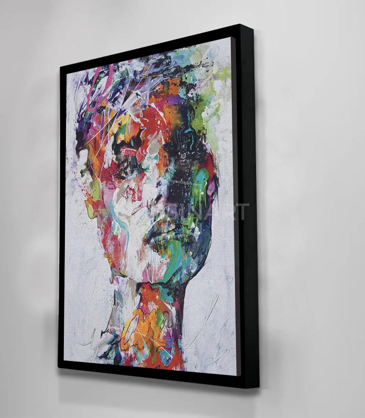 Cuadro retrato femenino colorido en salón moderno, decoración pared vertical