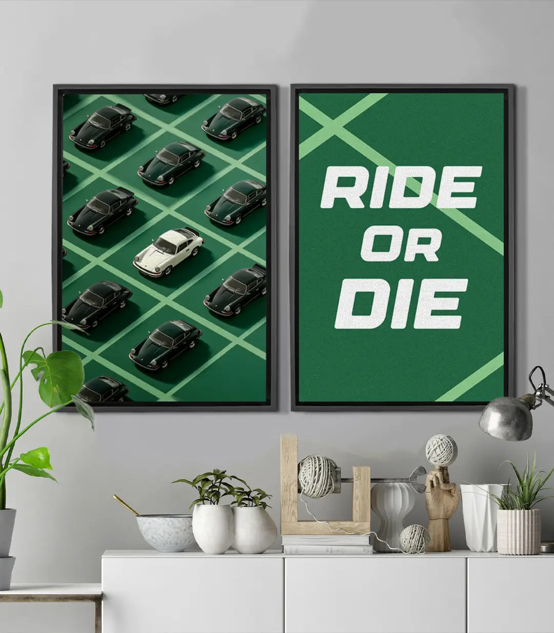 Díptico Ride or Die panel izquierdo — aparcamiento de coches vintage en perspectiva isométrica sobre fondo verde, cuadro pop-art decorativo