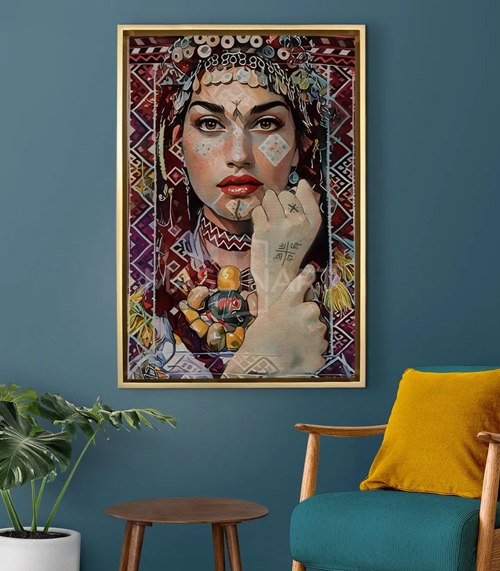 Cuadro Amazigh Gaze decorando un salón de estilo oriental con pared azul grisácea Massinart