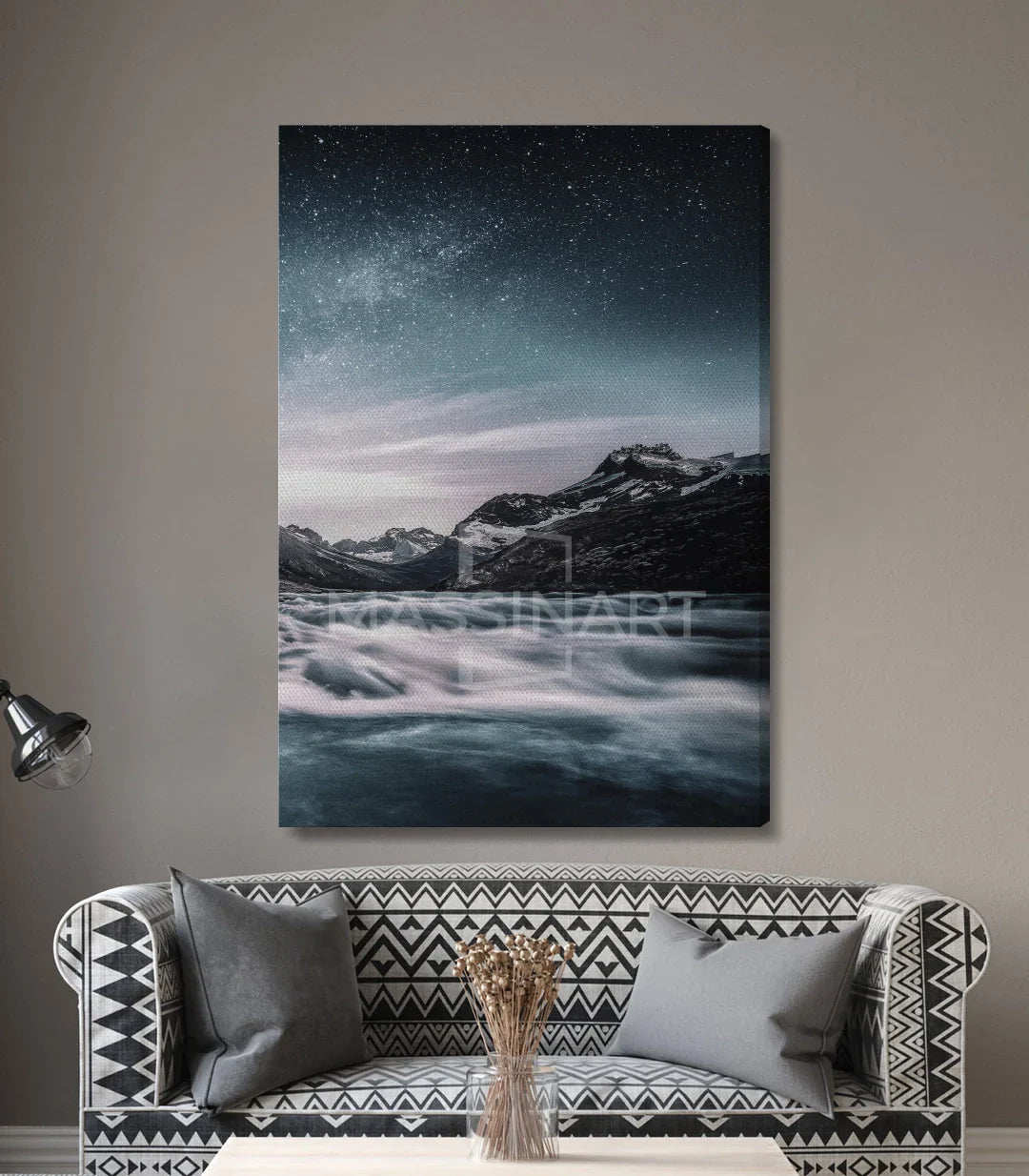 Simulación de pared con cuadro Celestial River en marco negro, paisaje nórdico — Massinart