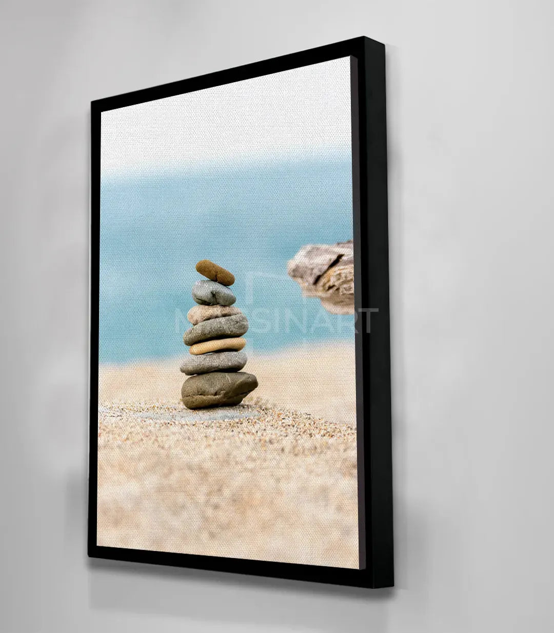 Cuadro Stone Balance con marco negro en interior moderno — foto-art minimalista, Massinart