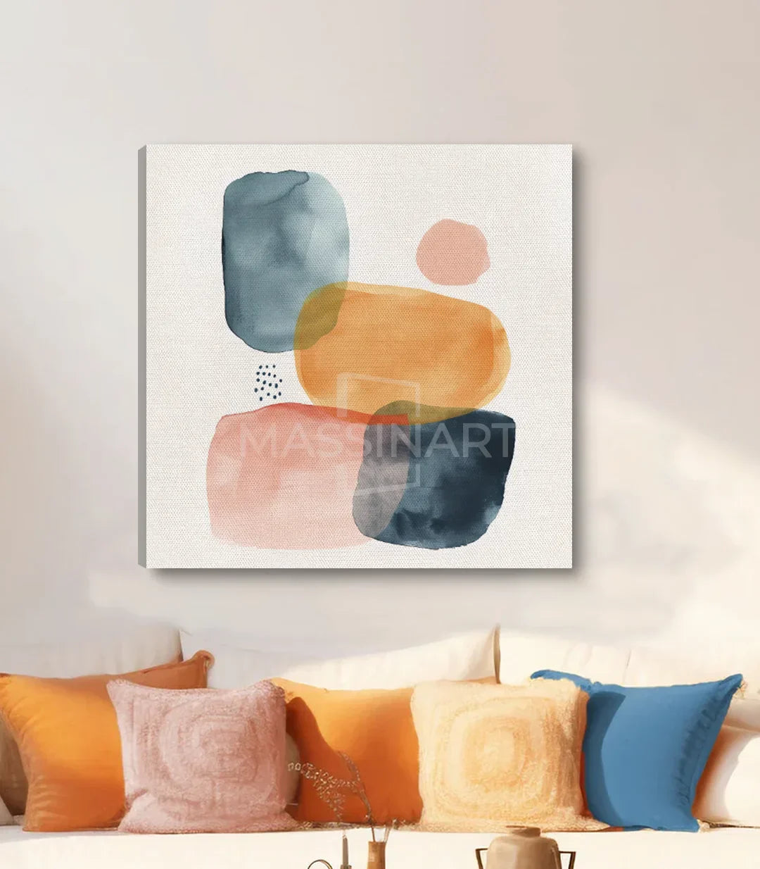 Cuadro Centered tonos suaves armonía de colores junto a sofá de diseño Massinart