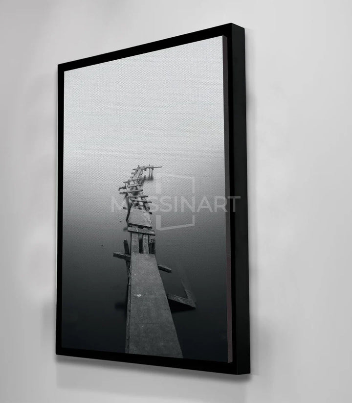 Cuadro Shattered Bridge con marco negro sobre pared blanca, Massinart
