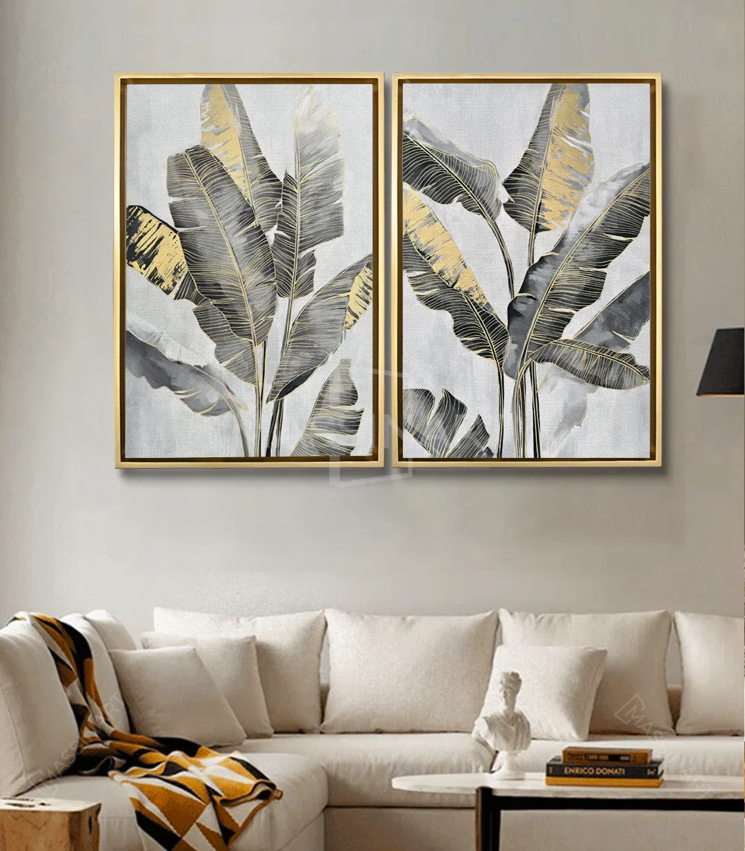 Díptico Banana Leaves en salón moderno — cuadro botánico dorado y gris sobre sofá