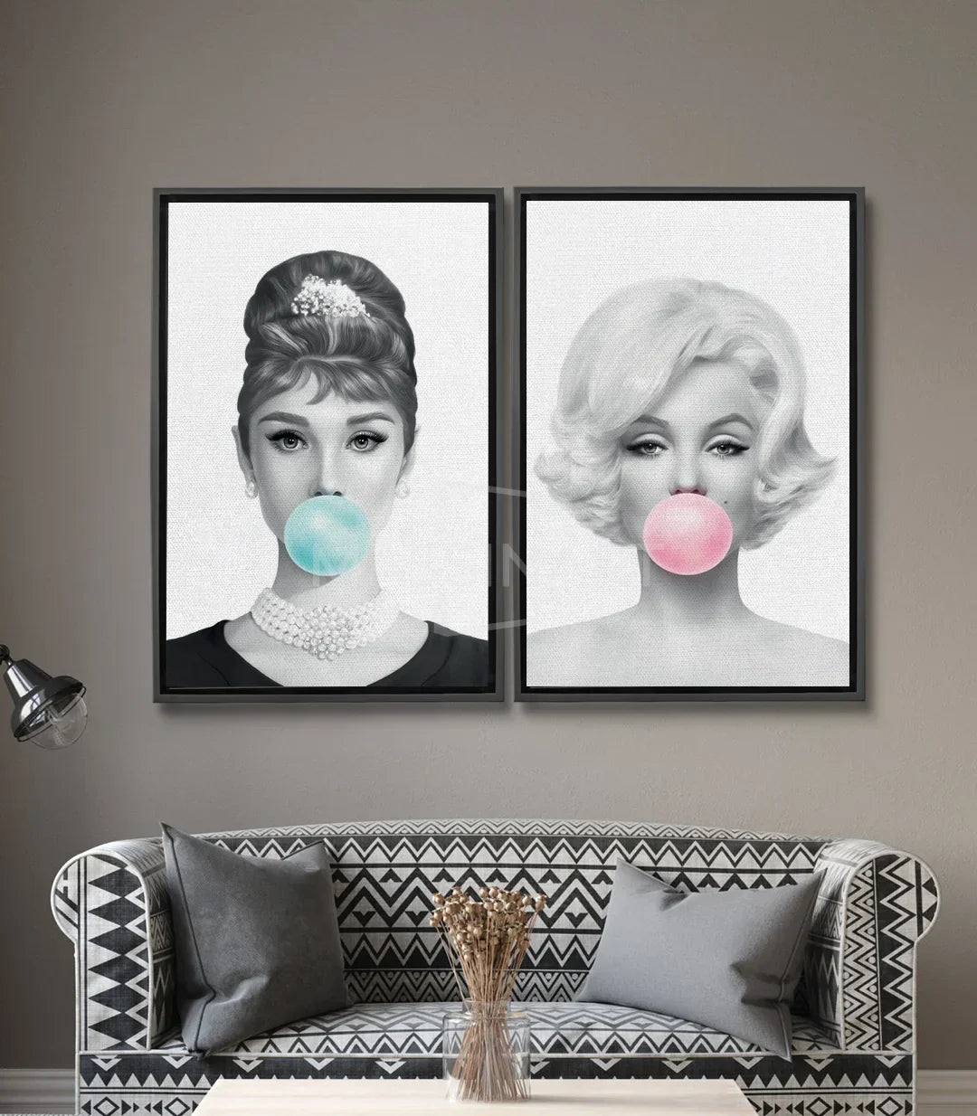 Cuadro retrato Audrey con burbuja de chicle azul turquesa negro y blanco estilo pop-art Massinart