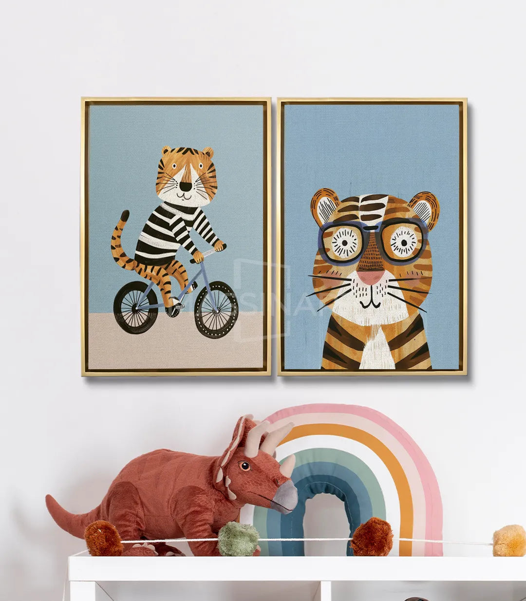 Ambientación habitación infantil — díptico Tiger Ride sobre estantería decorada Massinart