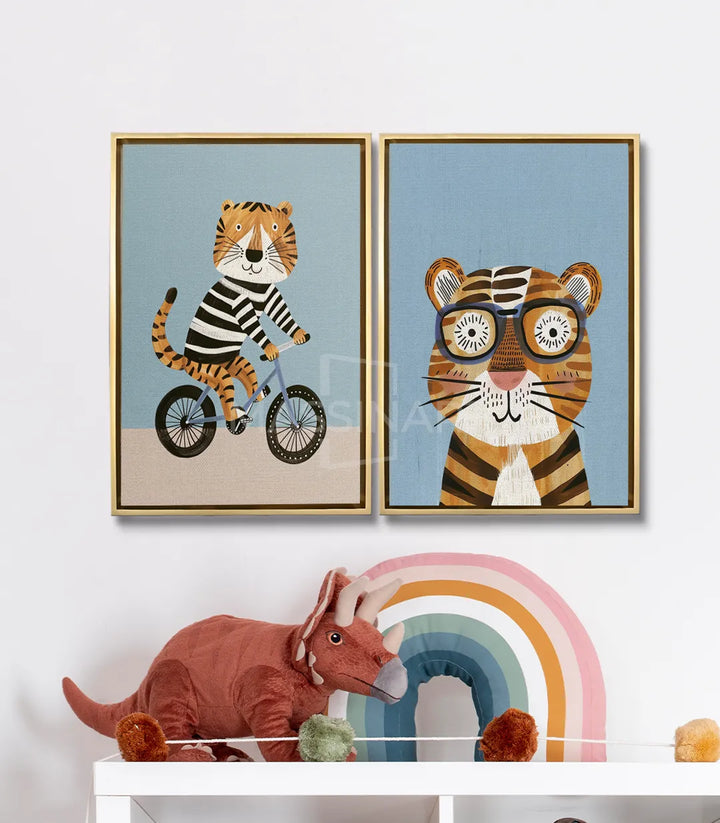 Ambientación habitación infantil — díptico Tiger Ride sobre estantería decorada Massinart