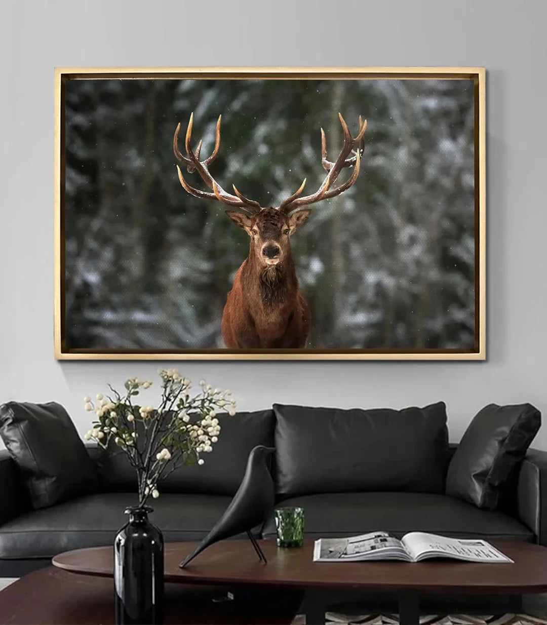 Cuadro ciervo horizontal sobre sofá negro en salón moderno, decoración mural Massinart