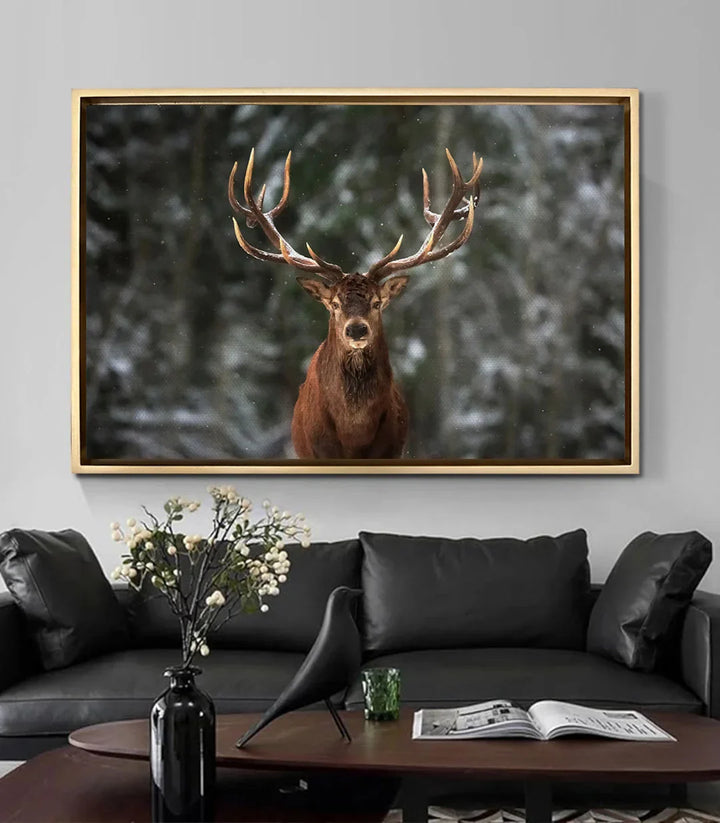 Cuadro ciervo horizontal sobre sofá negro en salón moderno, decoración mural Massinart