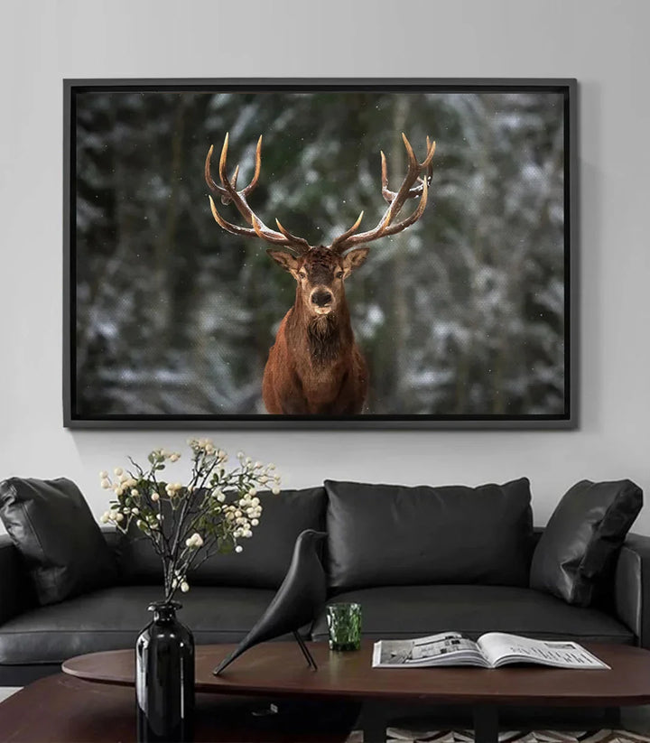 Cuadro ciervo majestuoso con cornamenta dorada, fondo de bosque nevado, estilo foto-arte Massinart
