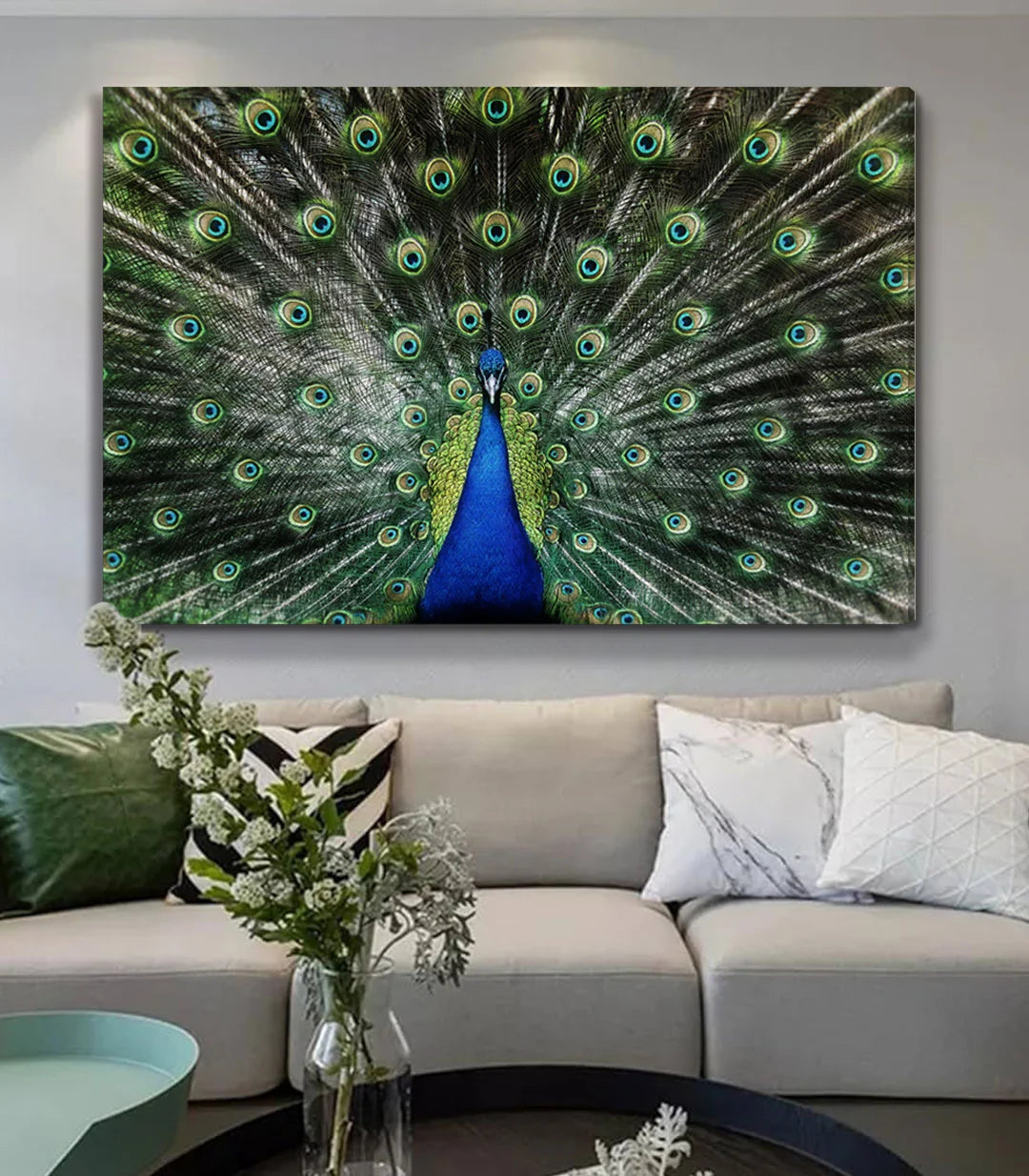 Detalle del plumaje verde y azul del cuadro pavo real Iridescent Glory Massinart