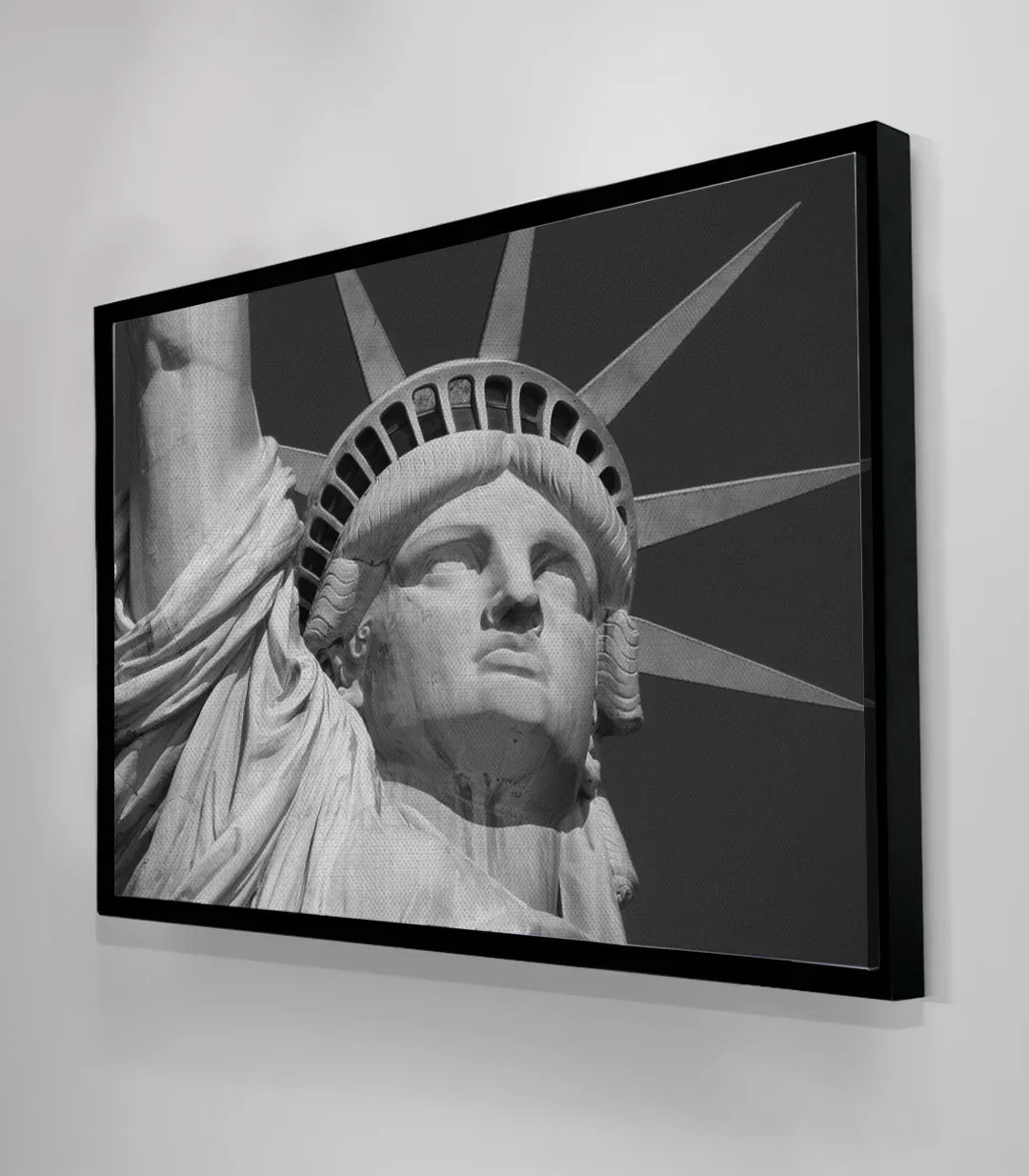 Cuadro Estatua de la Libertad Massinart — presentación mural en salón, marco negro horizontal de diseño depurado — Massinart
