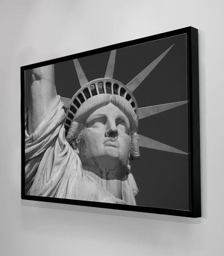 Cuadro Estatua de la Libertad Massinart — presentación mural en salón, marco negro horizontal de diseño depurado — Massinart