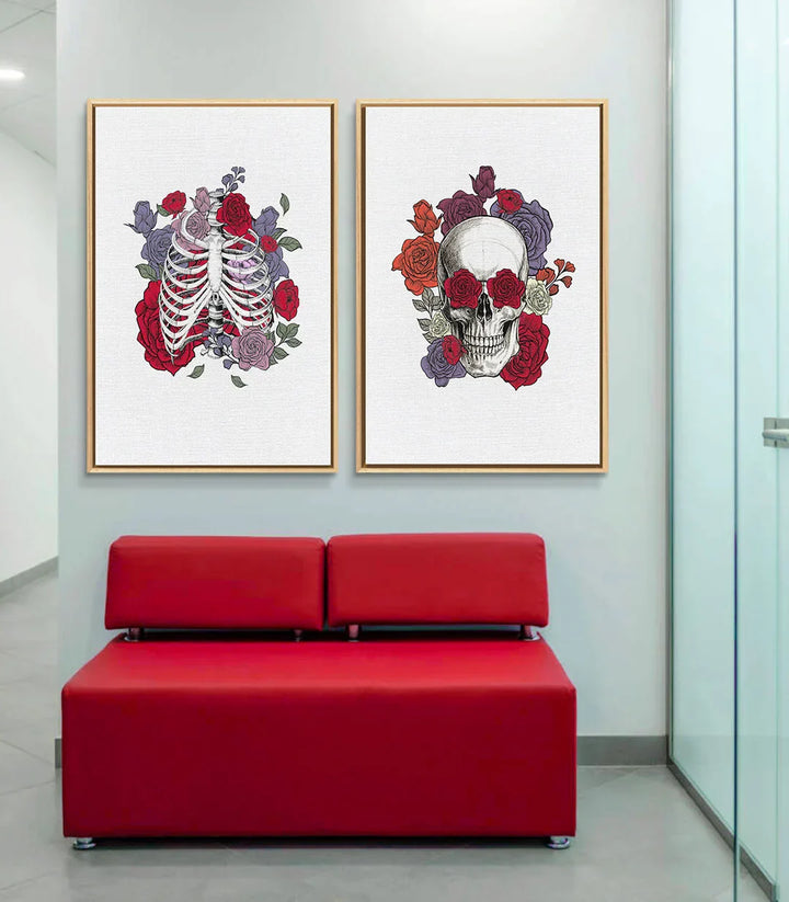 Cuadro esqueleto romántico con pétalos violetas y rojos en interior contemporáneo Massinart