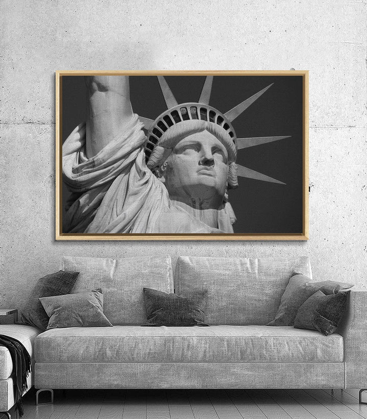 Cuadro Estatua de la Libertad en blanco y negro, primer plano del rostro y la corona sobre fondo oscuro — Massinart