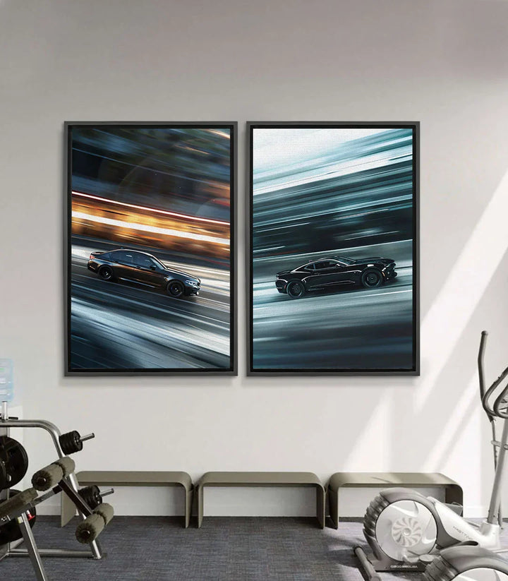 Cuadro de coche deportivo negro en velocidad con iluminación dorada y fondo desenfocado, Massinart