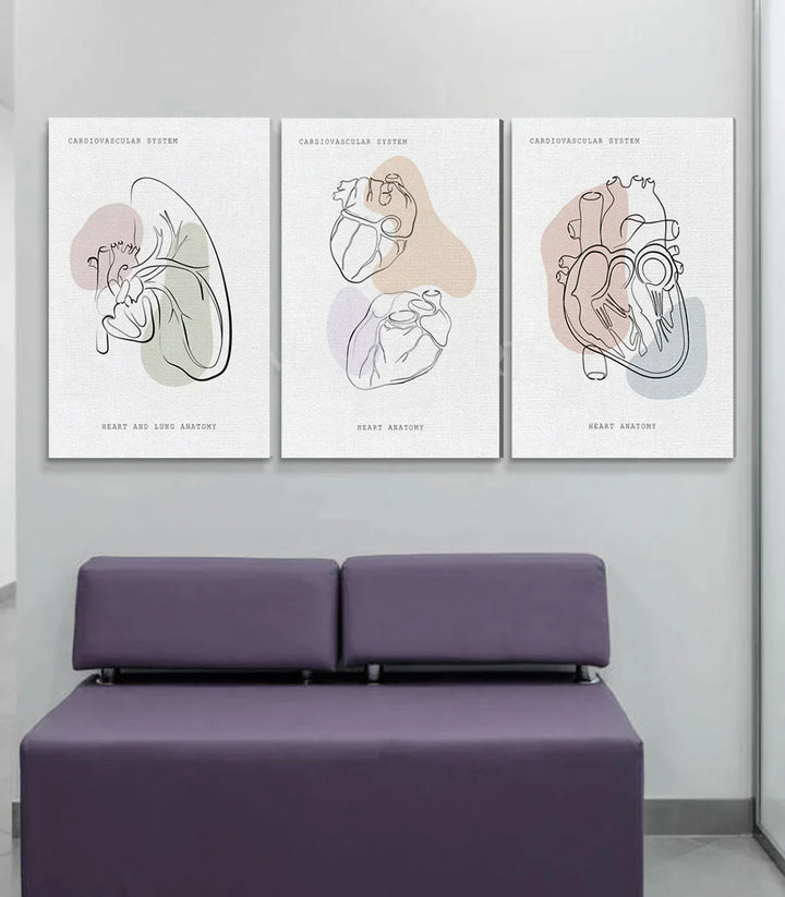 Tríptico Heart Anatomy sobre sofá malva en consulta médica moderna — Massinart