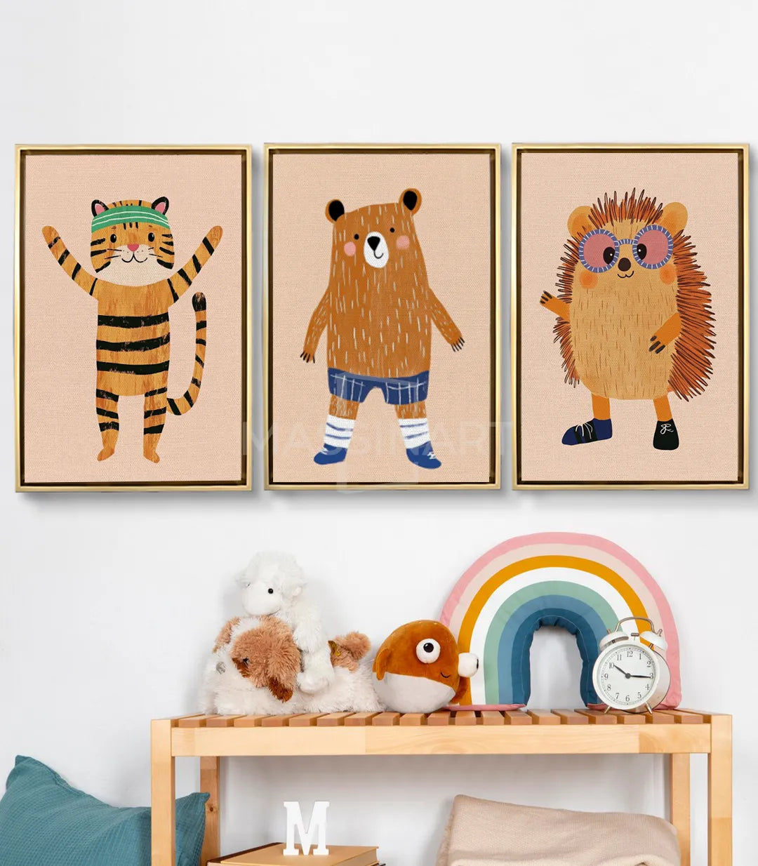 Cuadro Happy Pals tríptico — oso marrón sonriente con pantalón corto azul y calcetines, estilo infantil Massinart