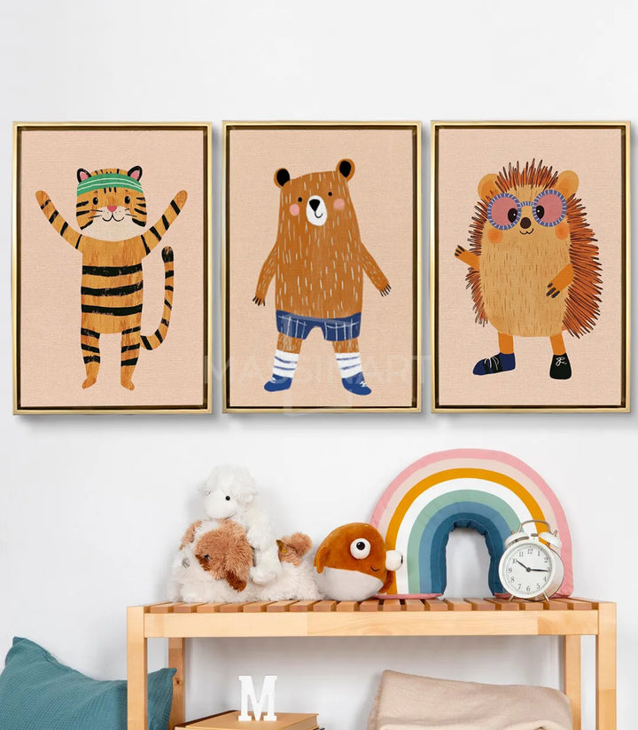 Cuadro Happy Pals tríptico — oso marrón sonriente con pantalón corto azul y calcetines, estilo infantil Massinart
