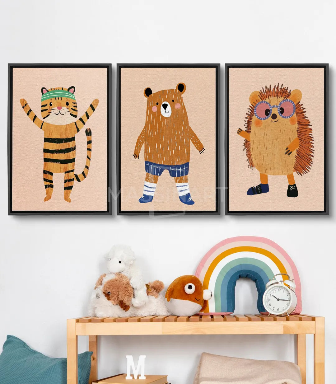 Cuadro Happy Pals tríptico — tigre a rayas naranja y negro con los brazos en alto, ilustración infantil Massinart