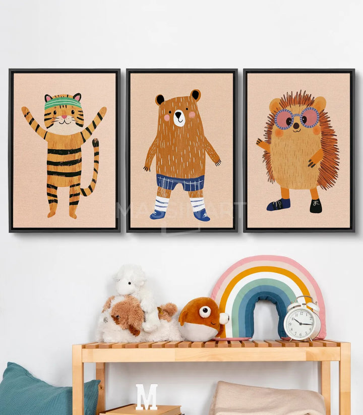 Cuadro Happy Pals tríptico — tigre a rayas naranja y negro con los brazos en alto, ilustración infantil Massinart