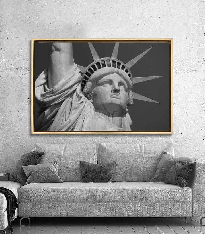 Cuadro Estatua de la Libertad en salón moderno, decoración mural horizontal sobre sofá gris — Massinart