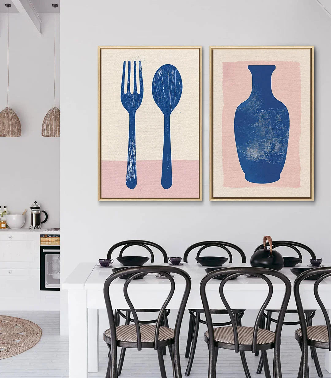 Panel izquierdo Elegant Essentials — tenedor y cuchara azules sobre fondo rosa empolvado, detalle cocina Massinart