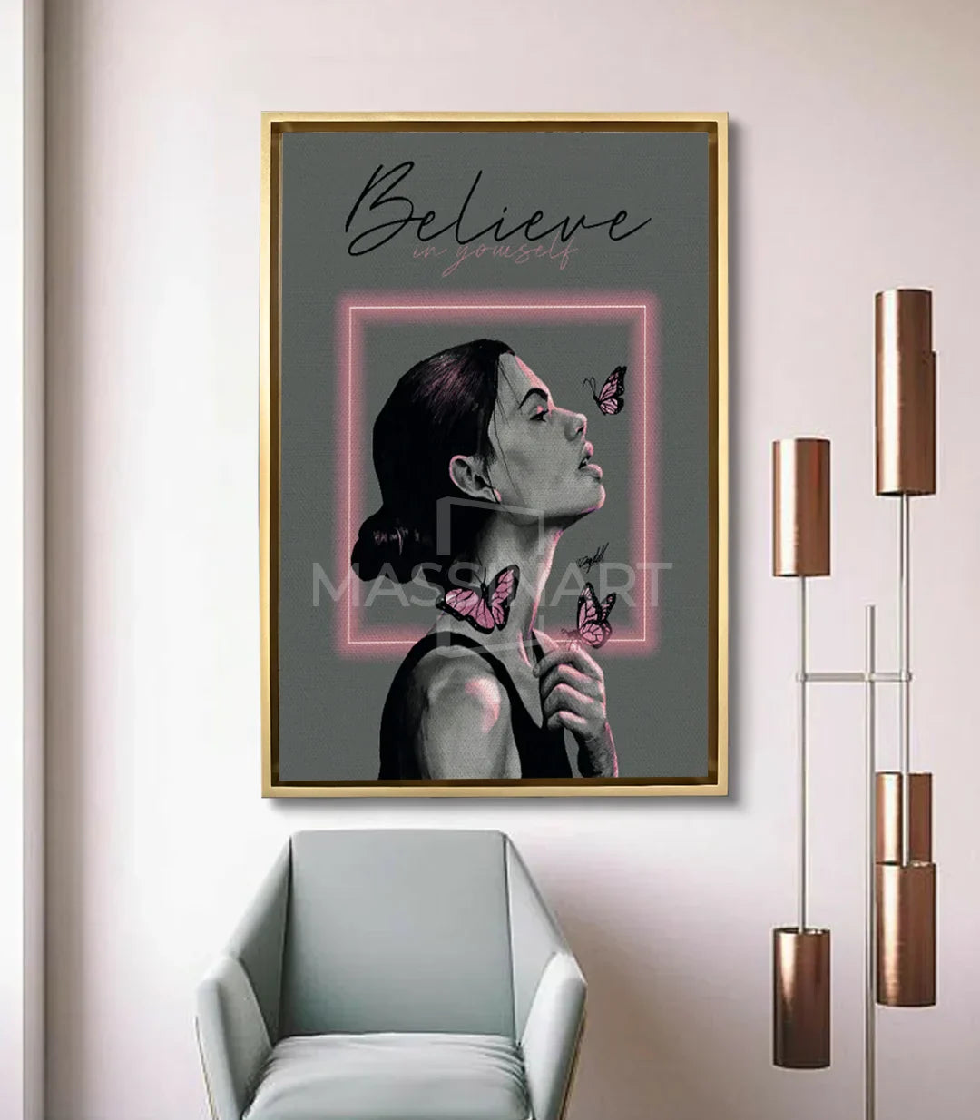 Cuadro Belief en salón moderno con pared gris decoración contemporánea Massinart