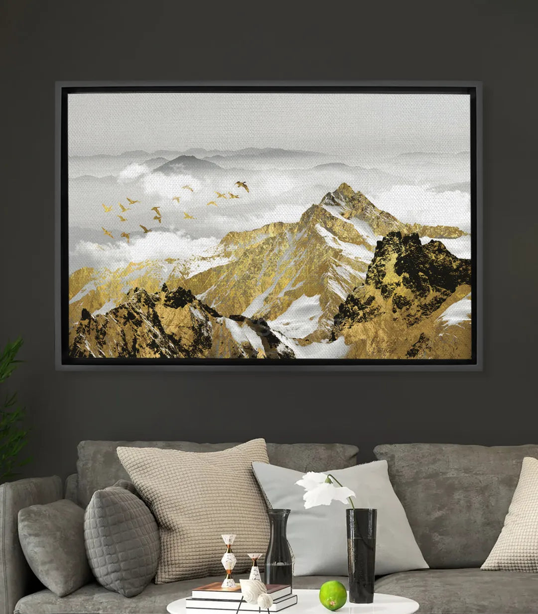 Cuadro de montaña dorada con nubes blancas y aves en vuelo, estilo minimalista — Massinart